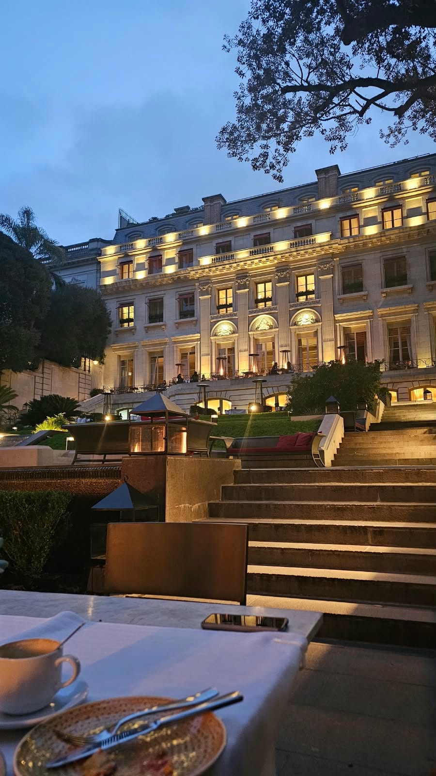 El jardín y la fachada del Palacio Duhau al atardecer